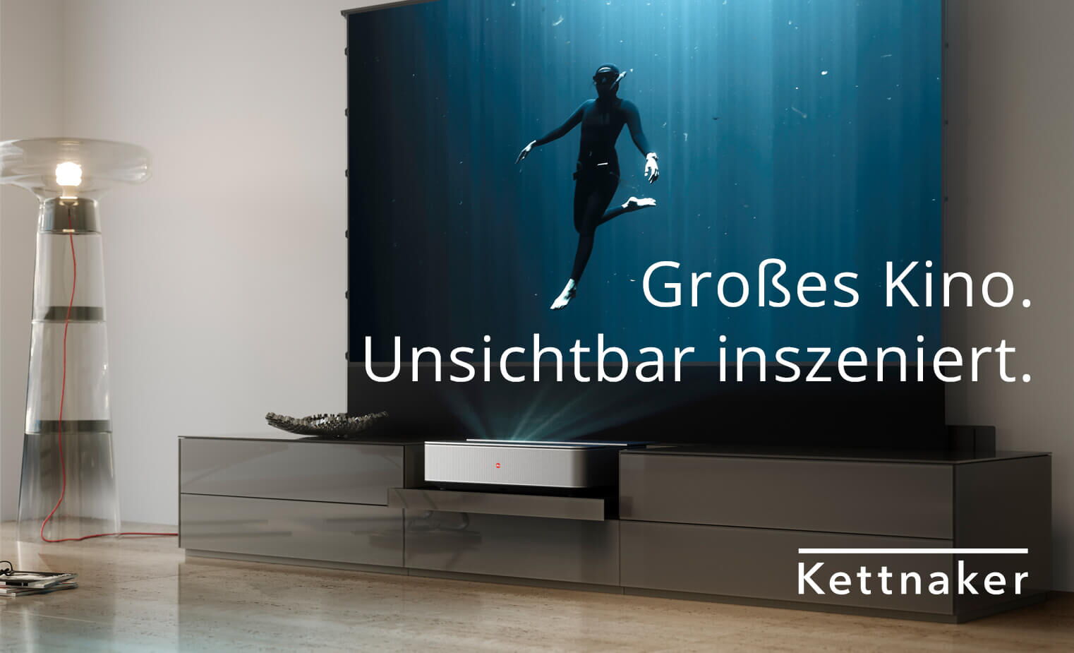 Elegantes Wohnzimmer mit Kettnaker Designmöbeln, die das Kinoerlebnis unsichtbar inszenieren.
