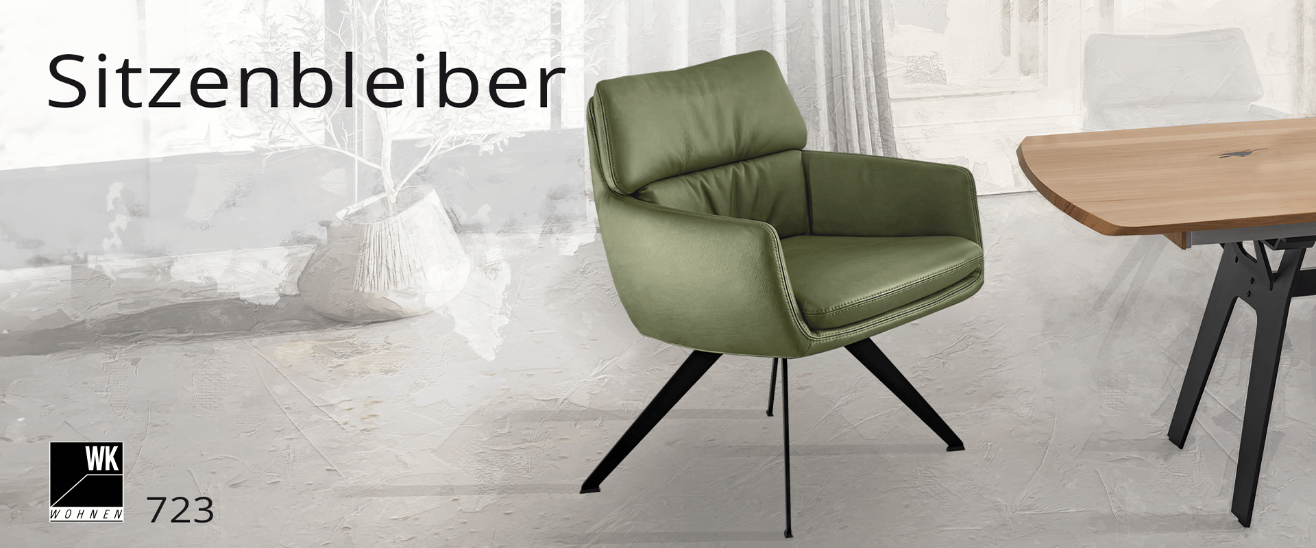 Eleganter grüner Stuhl und Tisch präsentieren modernes Design von Ottensmeyer für stilvolle Wohnräume.