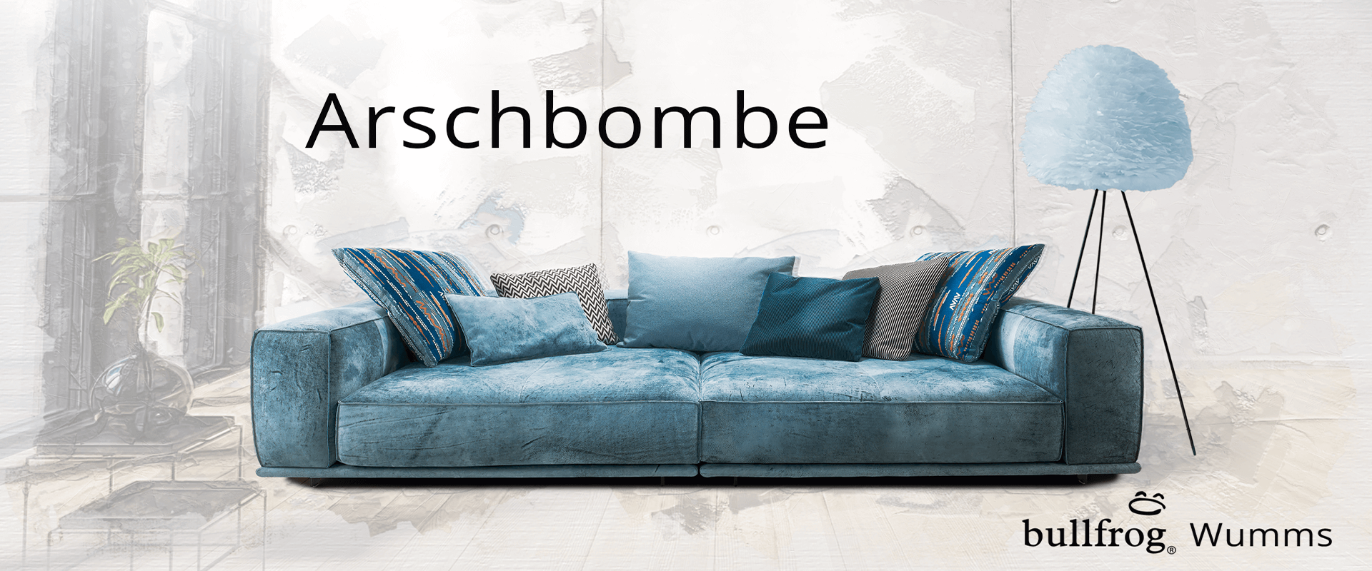 Elegantes Sofa mit Kissen im Ottensmeyer Wohndesign, ideal für stilvolle Wohnräume und Ausstellungsstücke.